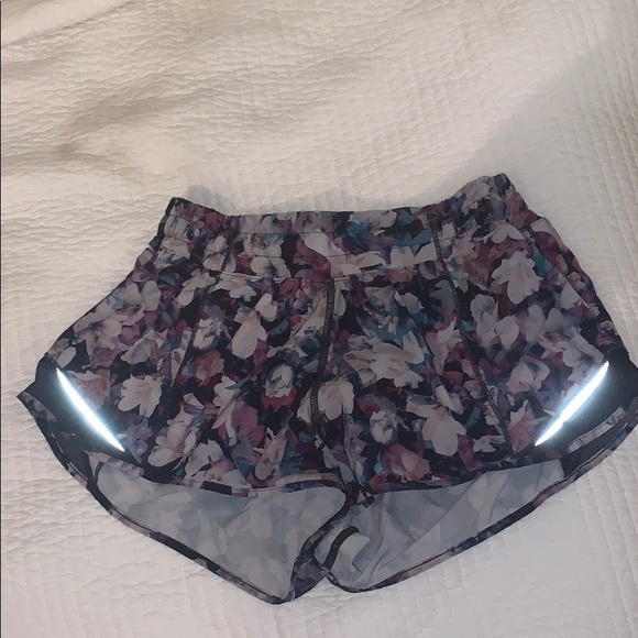 lulu floral shorts!! - Picture 1 of 2